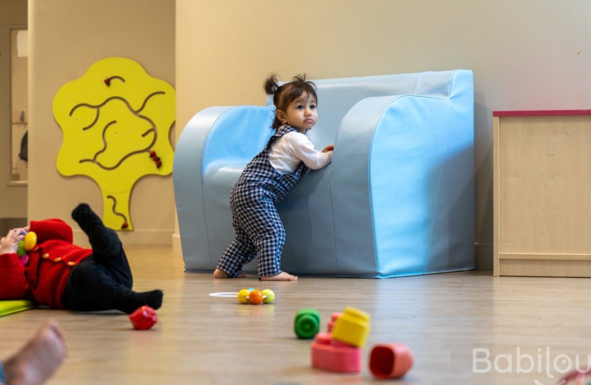 Deux enfants qui jouent en crèche 