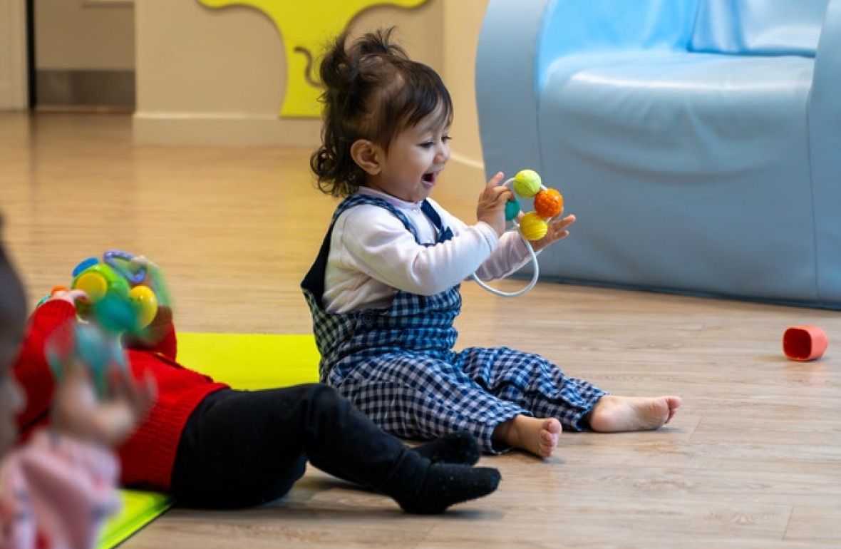 Une enfant en crèche Babilou qui joue 