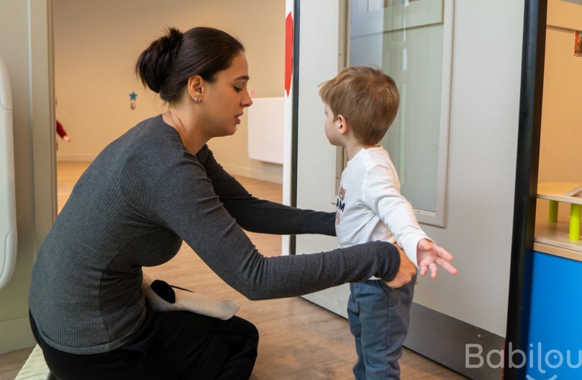 Une pro en crèche en interaction avec un enfant