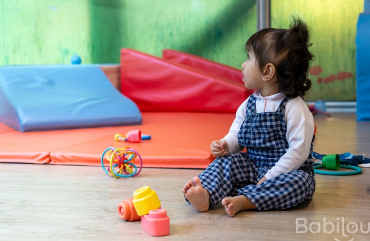 Une enfant en crèche assise 