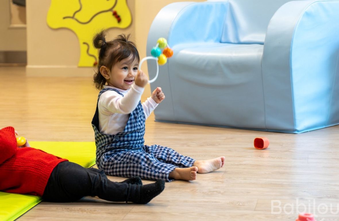 Une enfant en crèche Babilou qui joue 