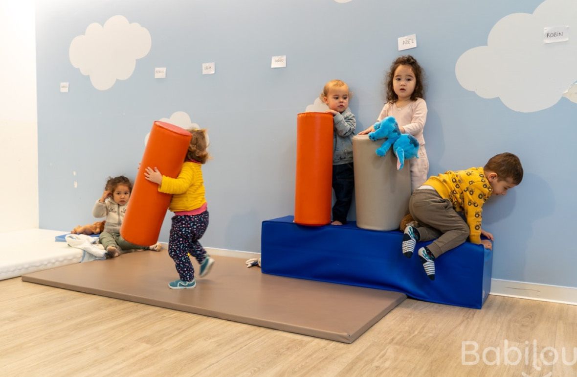 Un groupe d'enfant en crèche qui jouent 