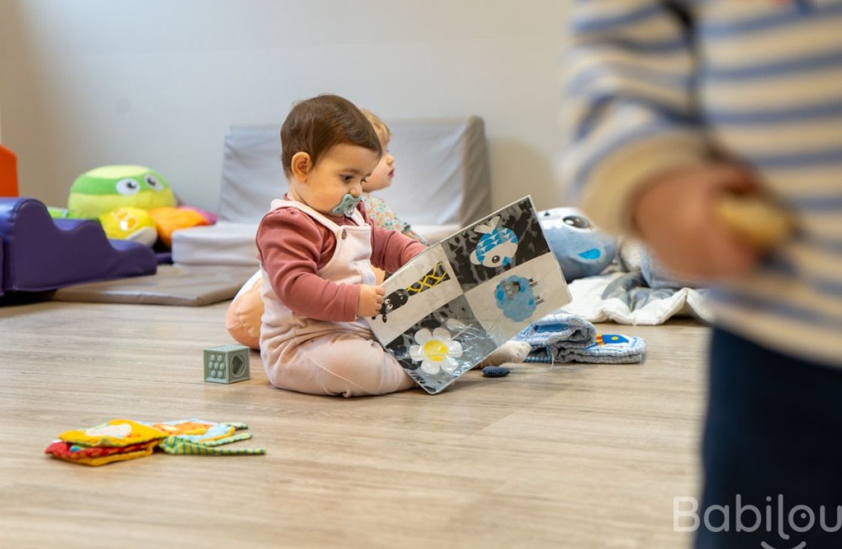 Un enfant en crèche Babilou qui joue