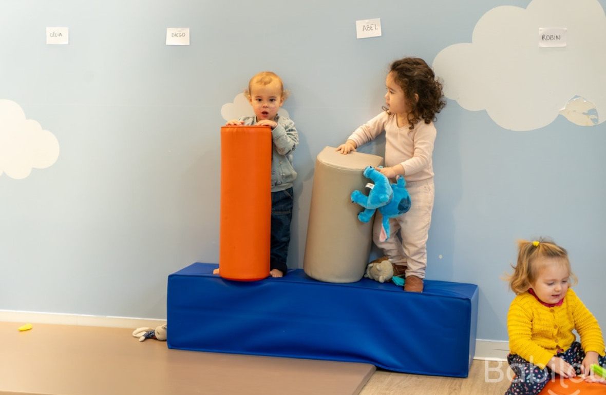 Un groupe d'enfants en crèche jouant ensemble 