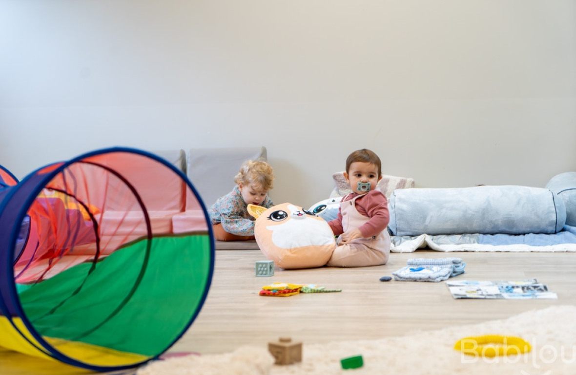 Deux enfants en crèche Babilou qui jouent