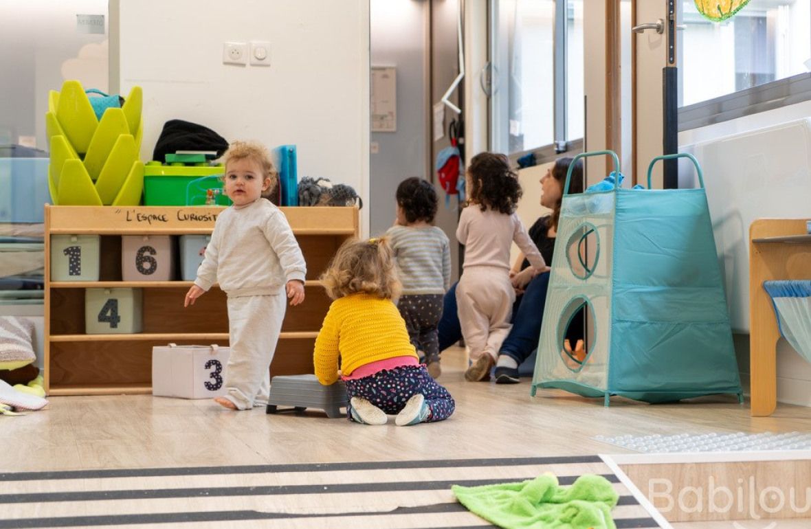 Un groupe d'enfant en crèche qui jouent 