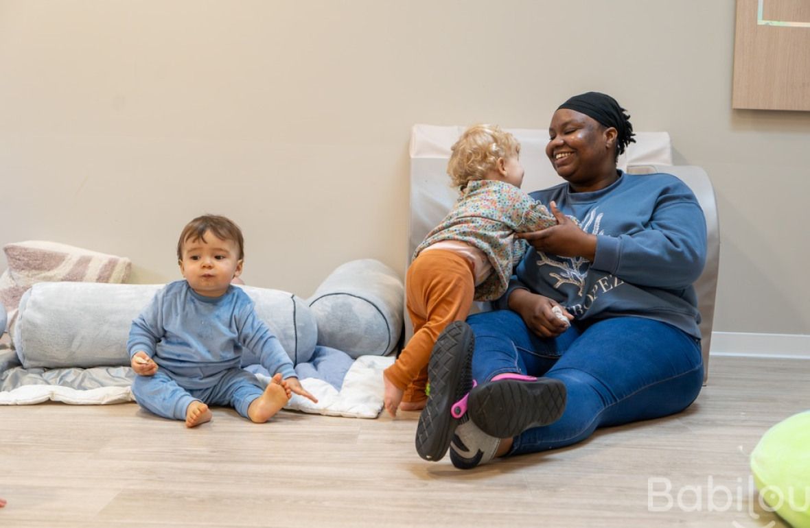 Une pro et deux enfants jouant ensemble 