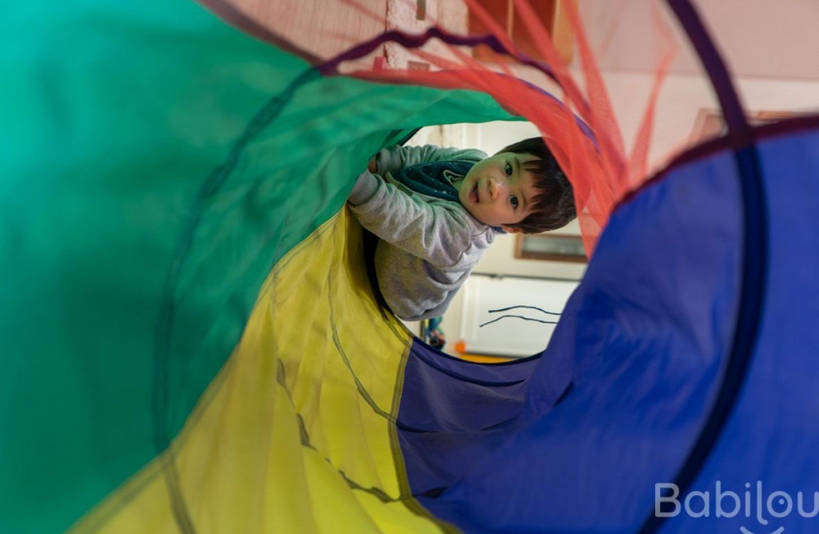 Un enfant en crèche qui joue 