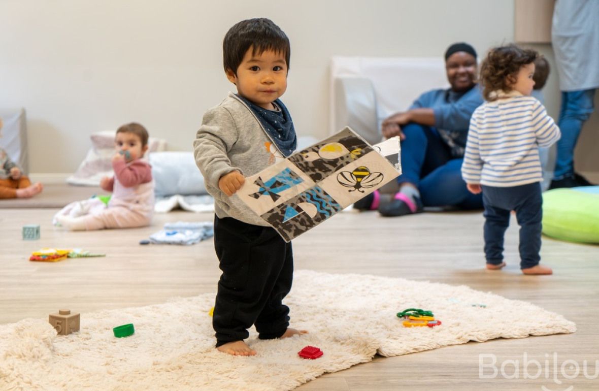 Une pro et trois enfants jouant ensemble 