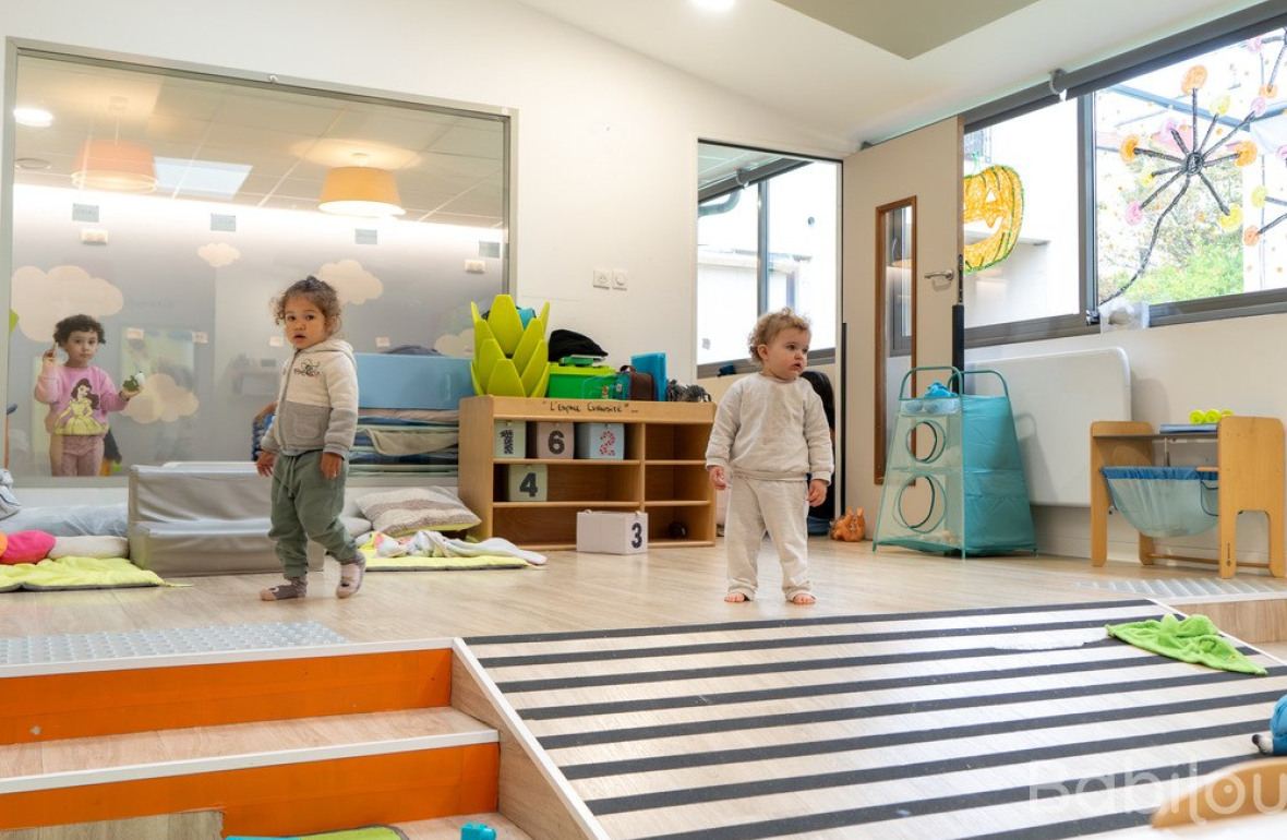 Un groupe d'enfant en crèche qui jouent 