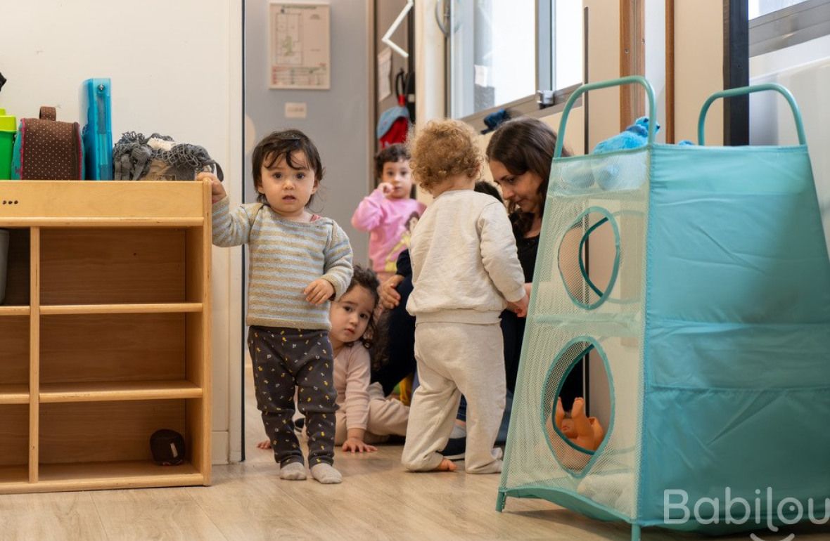 Un groupe d'enfant en crèche qui jouent 