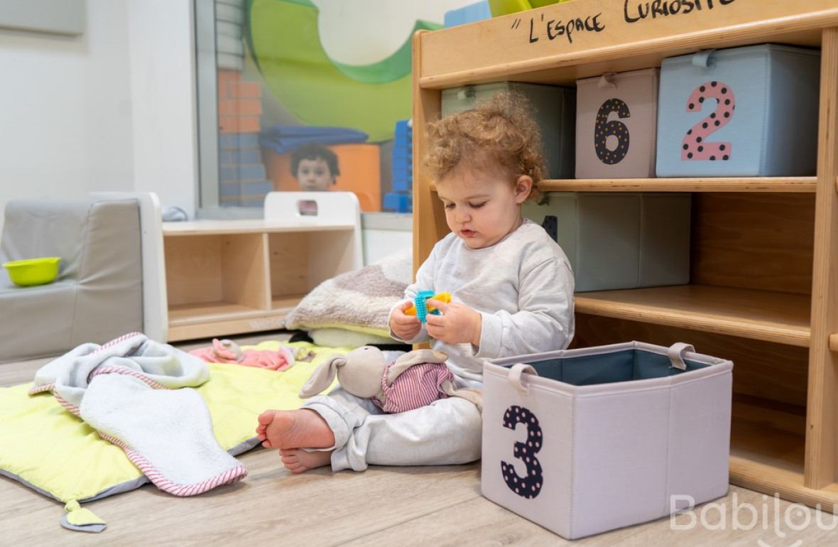 Une enfant en crèche qui joue