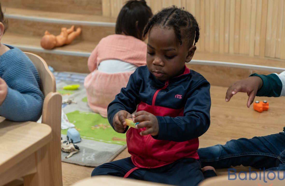 Un enfant en crèche Babilou qui joue