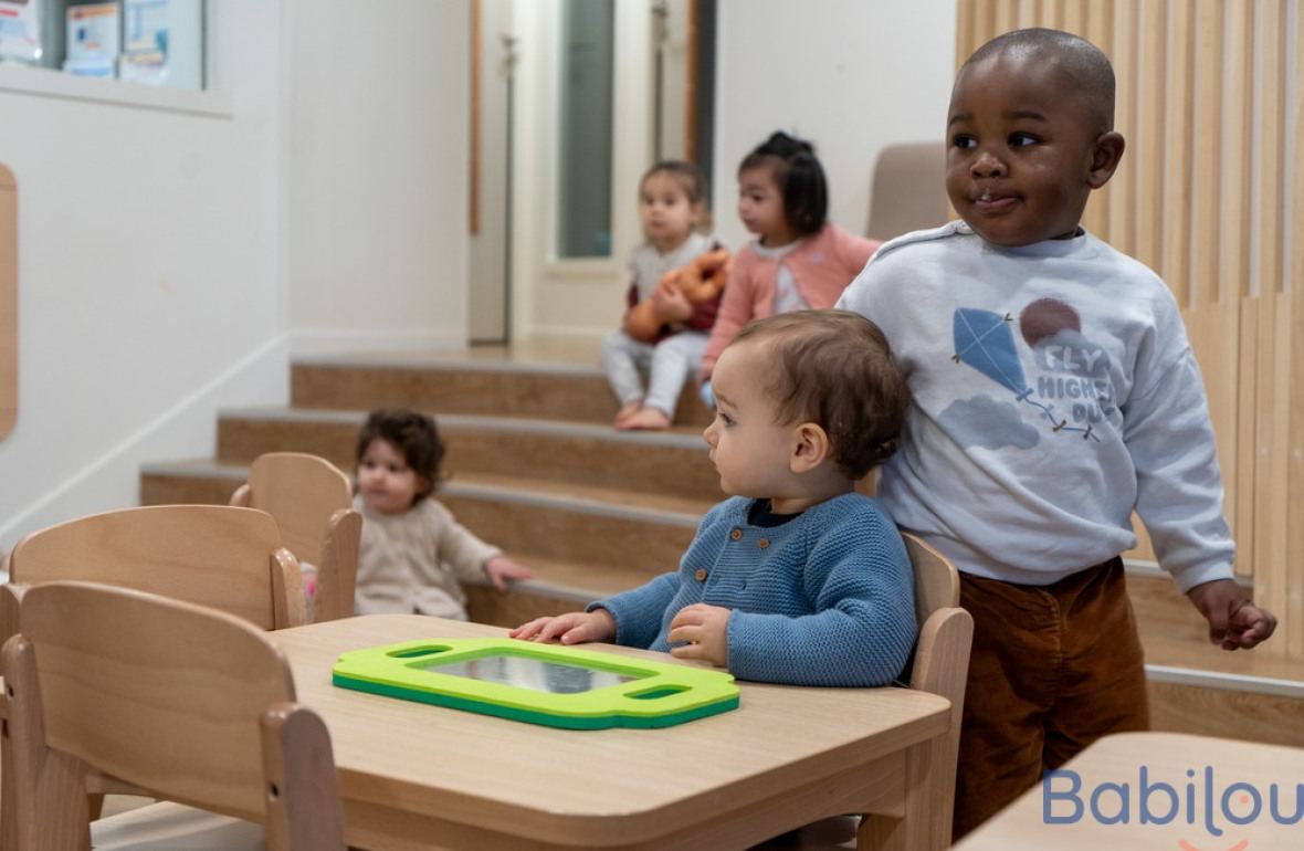 Un groupe d'enfants en crèche en activité 