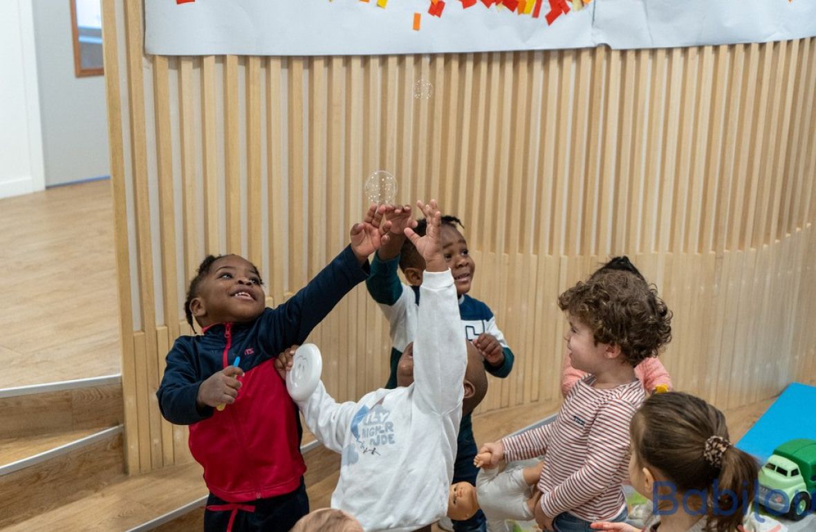 Un groupe d'enfants en crèche en activité 