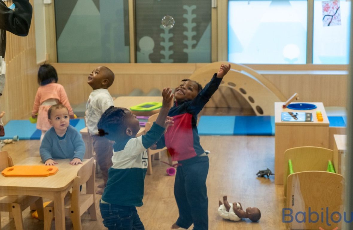 Un groupe d'enfants en crèche qui jouent 