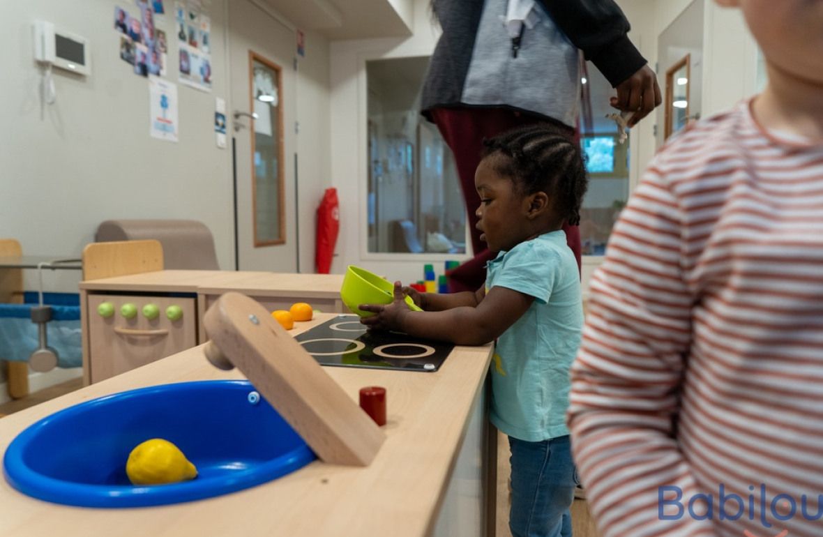 Un enfant en crèche Babilou qui joue 