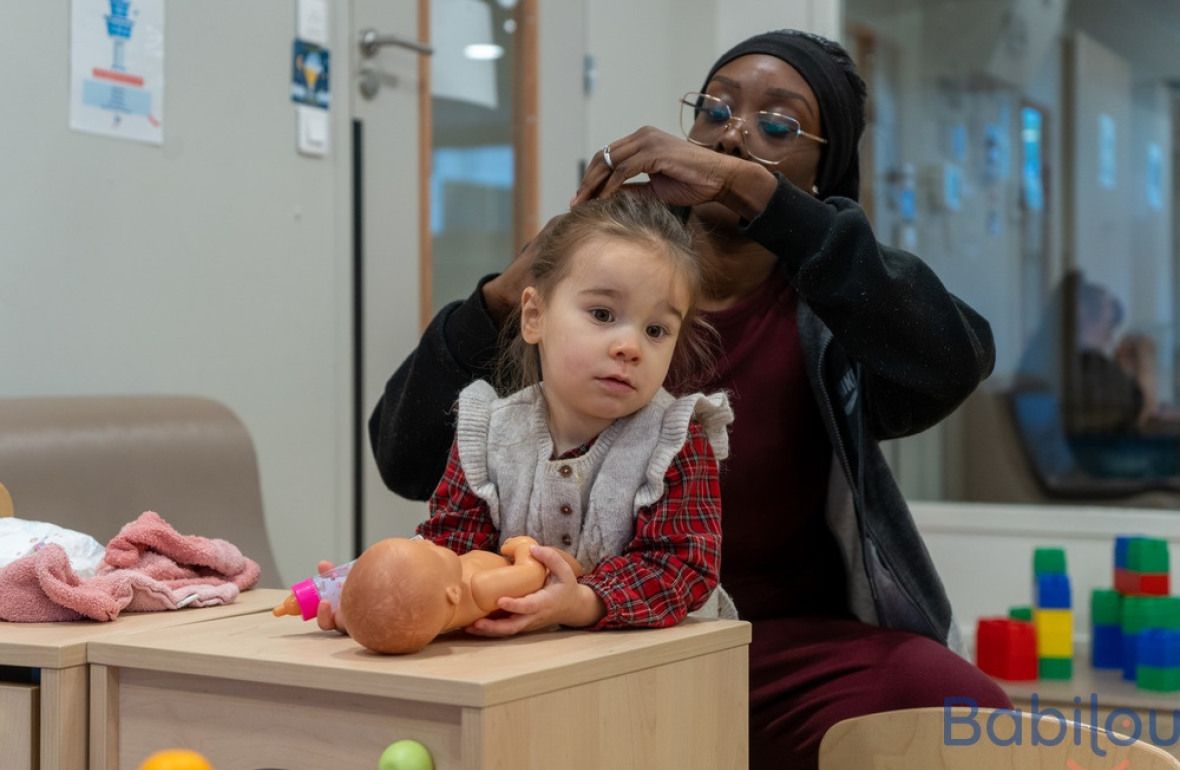 Une pro en crèche en interaction avec un enfant