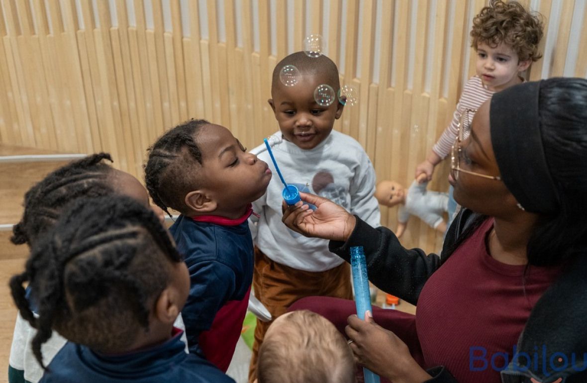 Une pro en crèche avec un groupe d'enfants