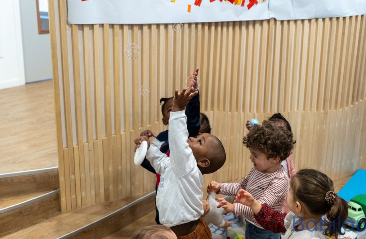 Un groupe d'enfants en crèche en activité 