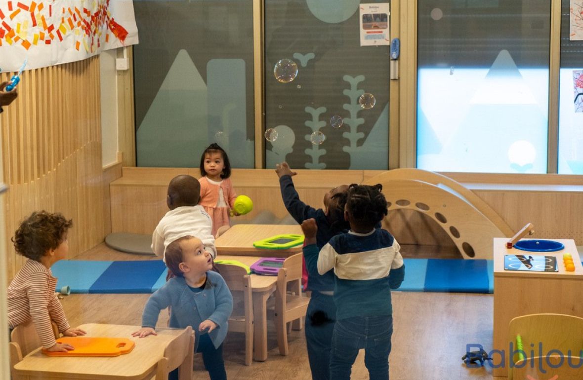 Un groupe d'enfants en crèche en activité 