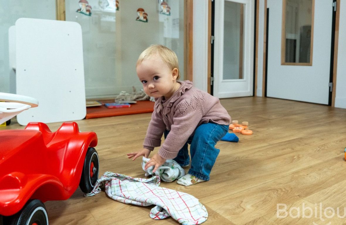 Une enfant en crèche qui joue 