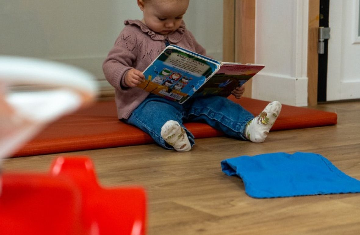 Un enfant en crèche Babilou qui lit