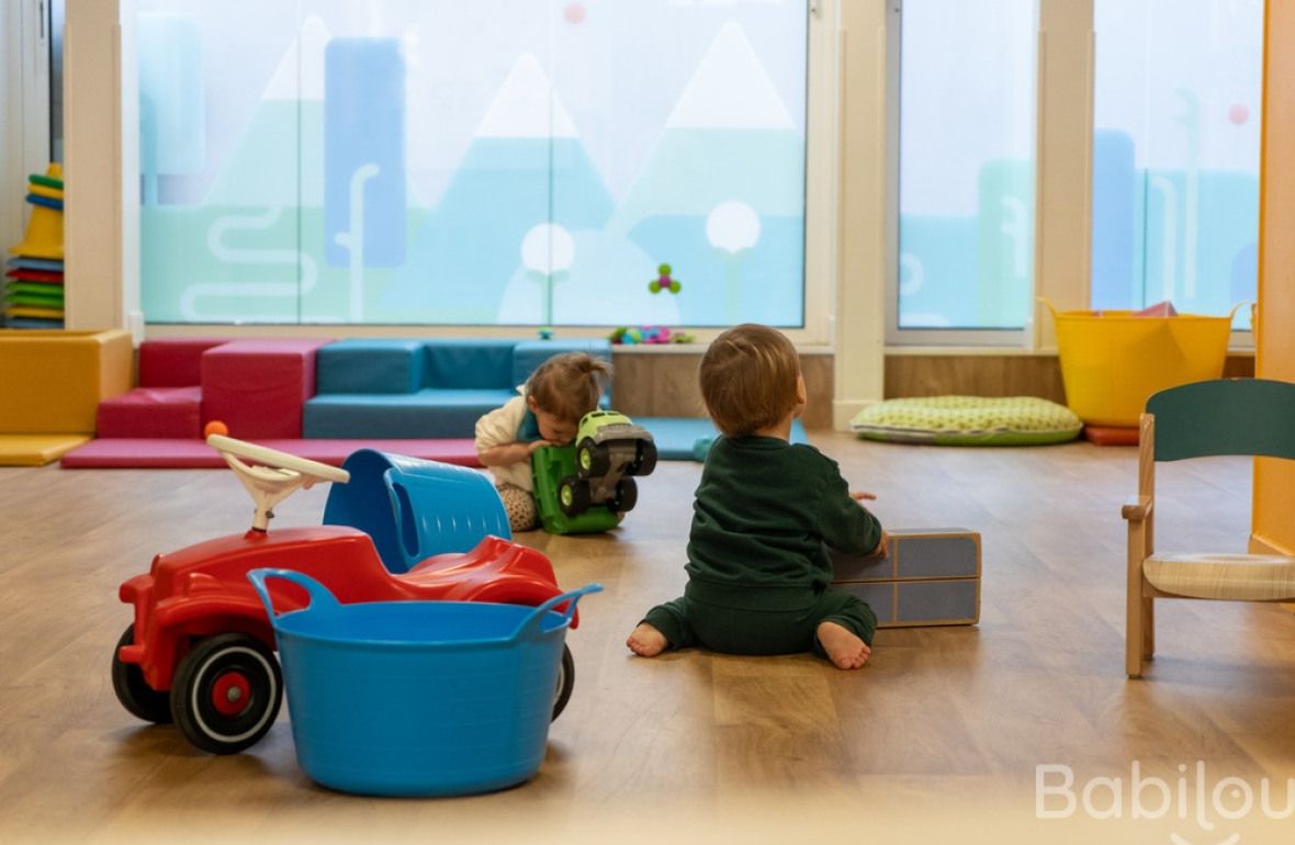 Deux enfants qui jouent en crèche 