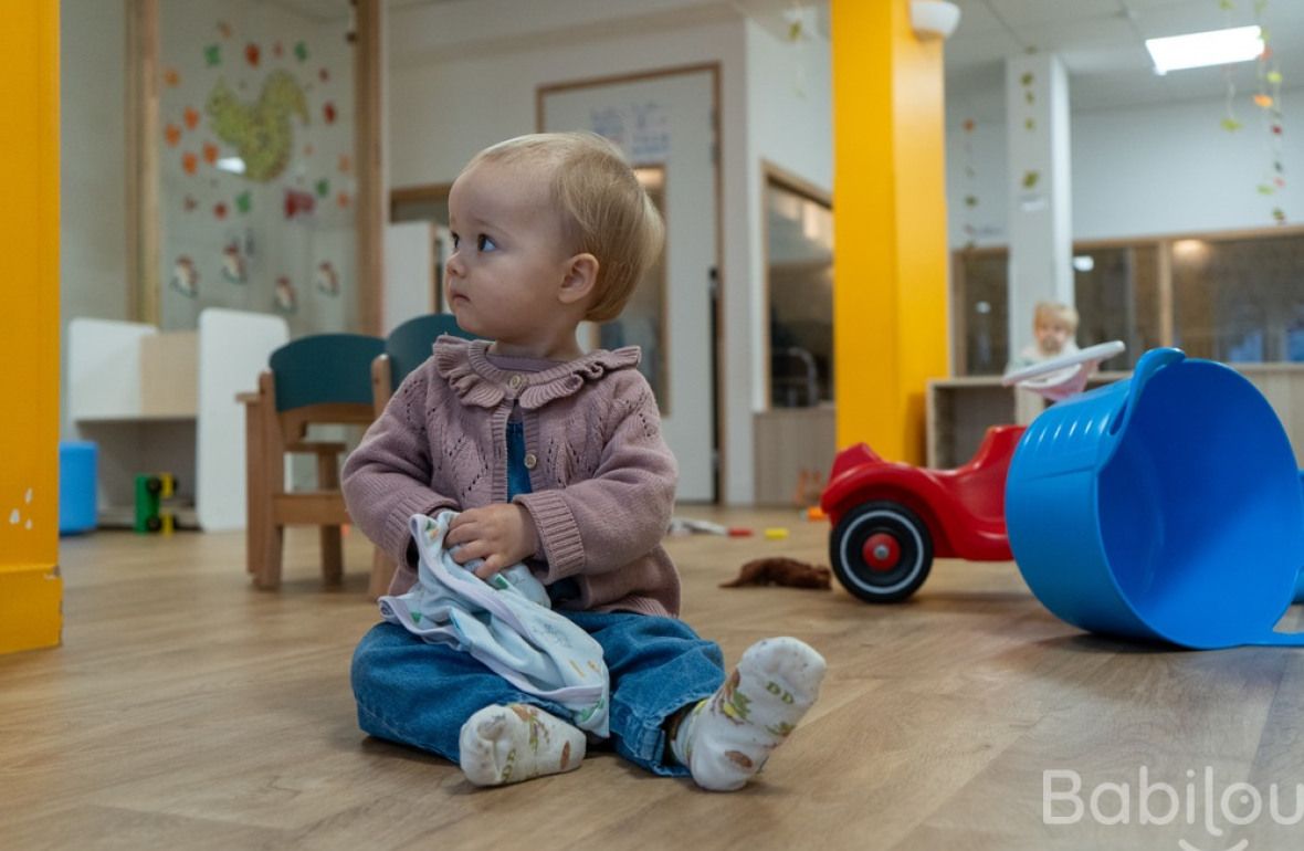 Une petite fille en crèche qui joue 