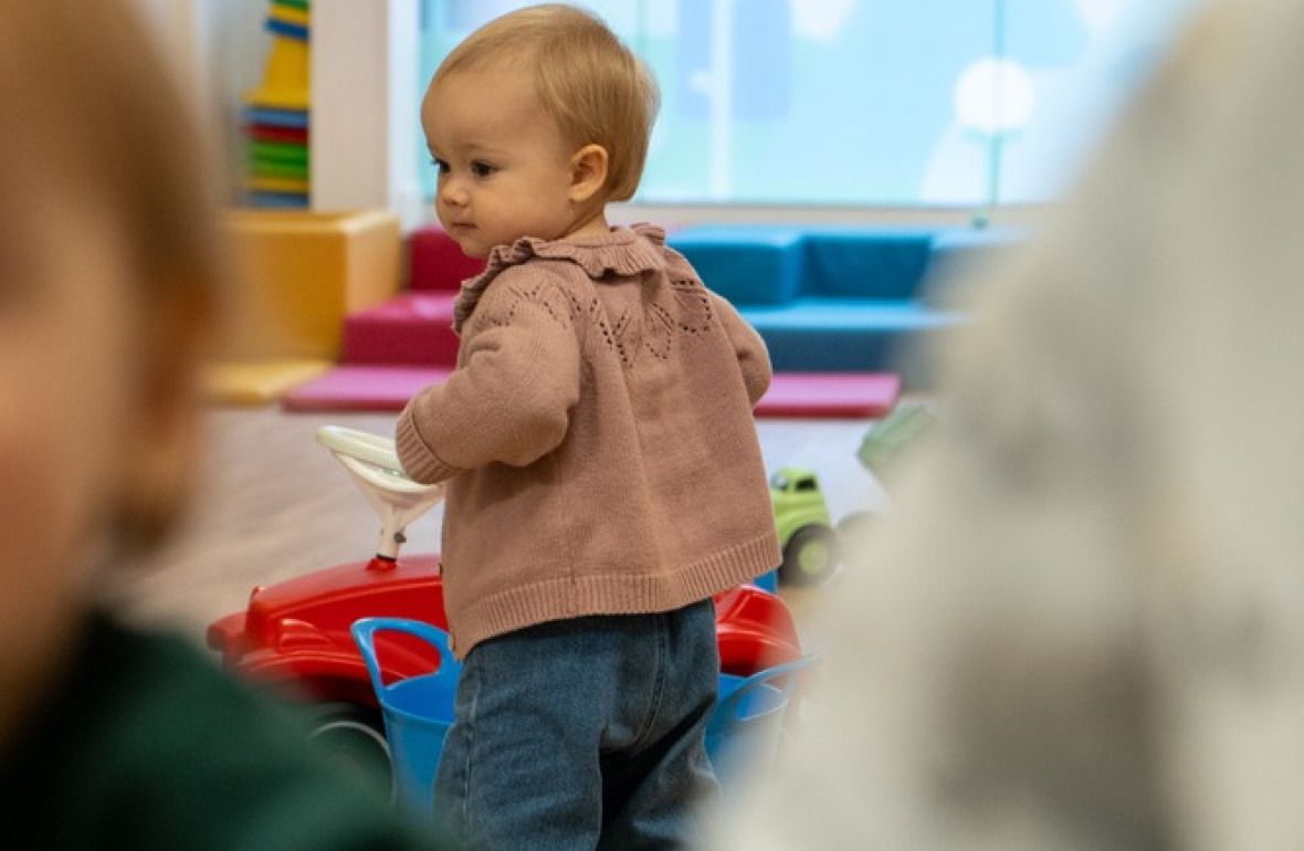 Une petite fille en crèche qui joue