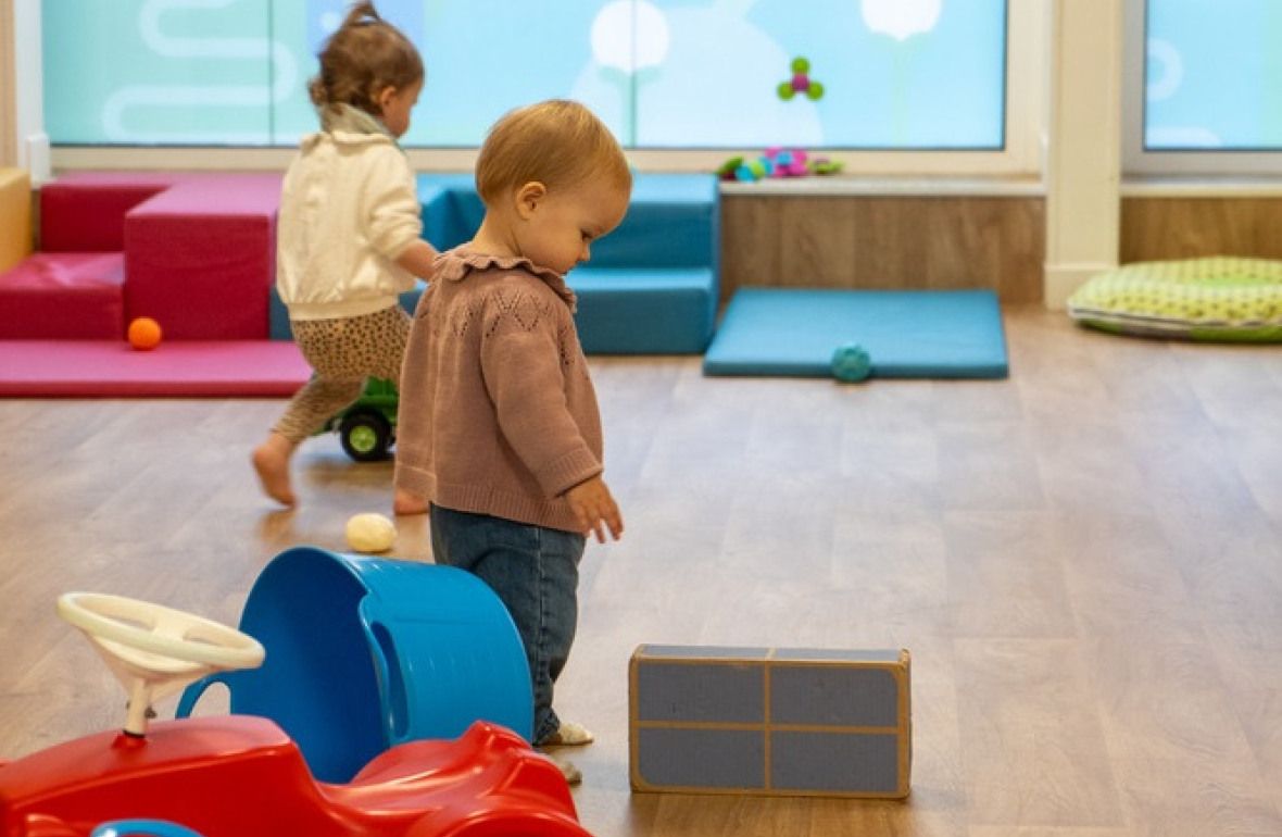 Deux enfants en crèche Babilou qui jouent