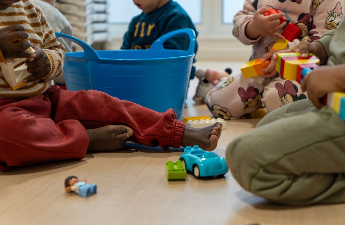 Un groupe d'enfants qui jouent 