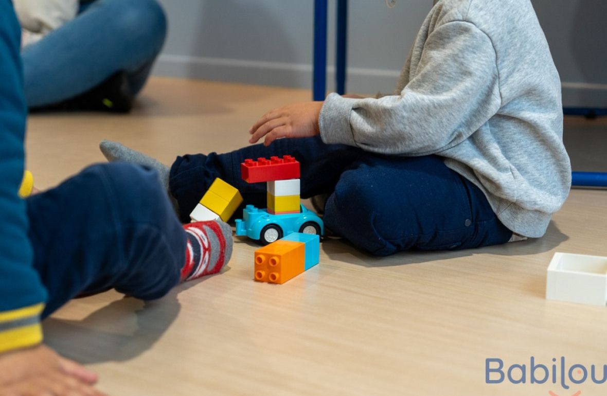 Deux enfants qui jouent en crèche 