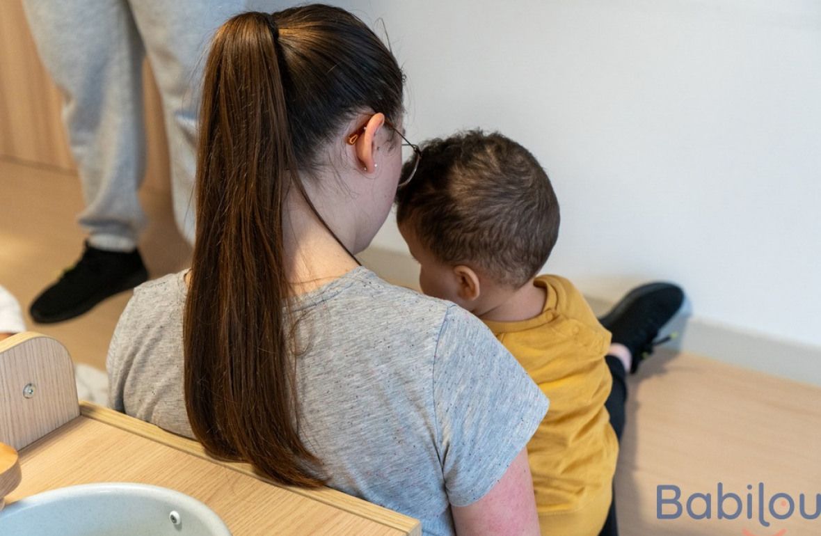 Une pro en crèche en interaction avec un enfant