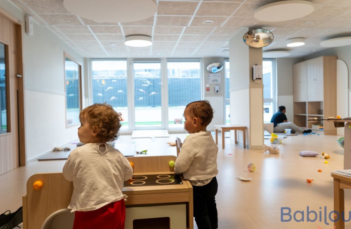 Deux enfants en crèche en interaction 