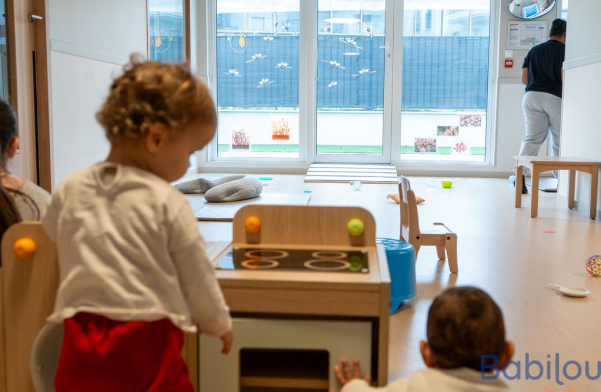 Deux enfants en crèche qui jouent