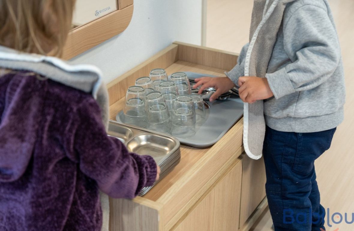 Deux enfants en crèche à l'heure du repas