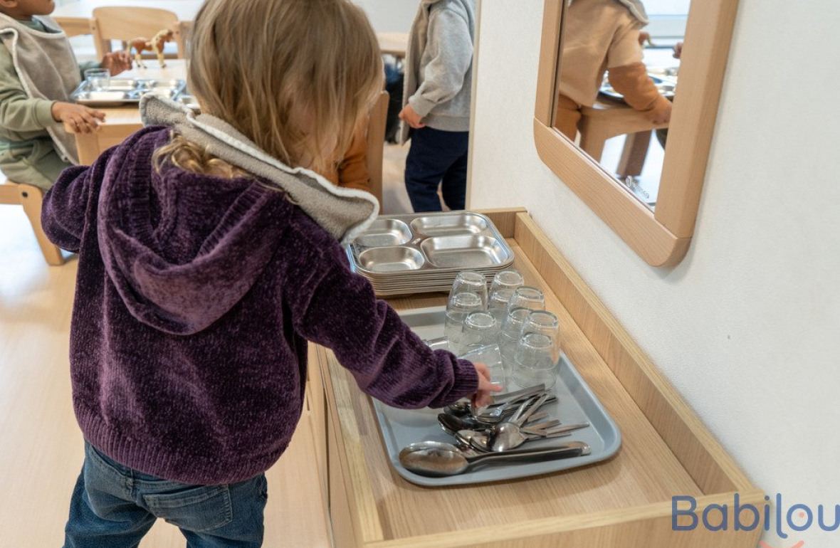 Un enfant en crèche à l'heure du repas