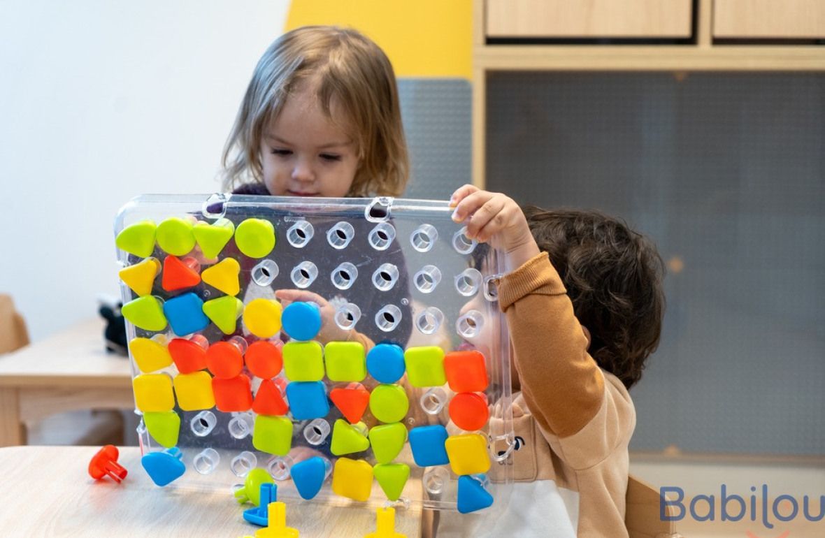 Deux enfants en crèche Babilou qui jouent