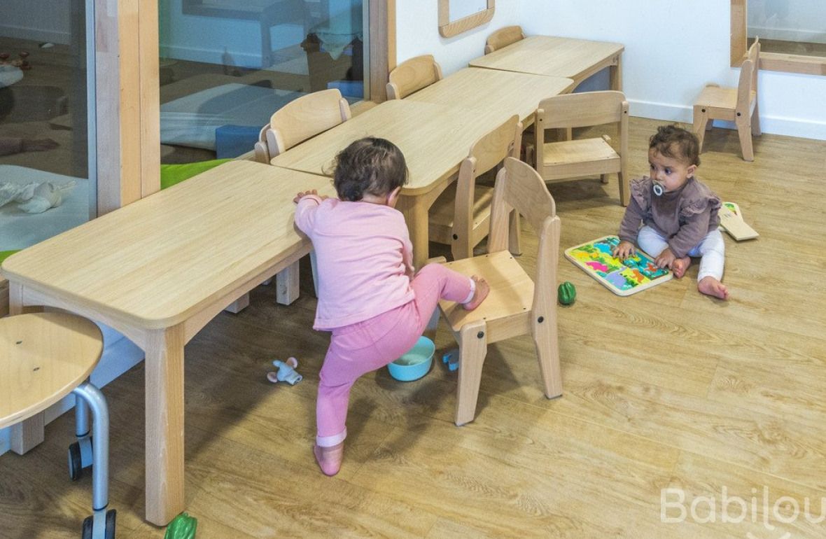 Deux enfants en crèches qui jouent 