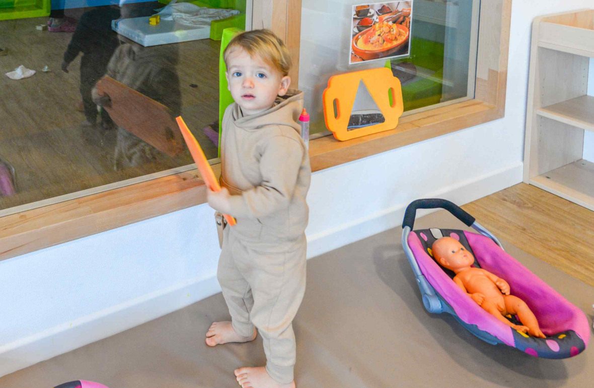 Un enfant en crèche qui joue 