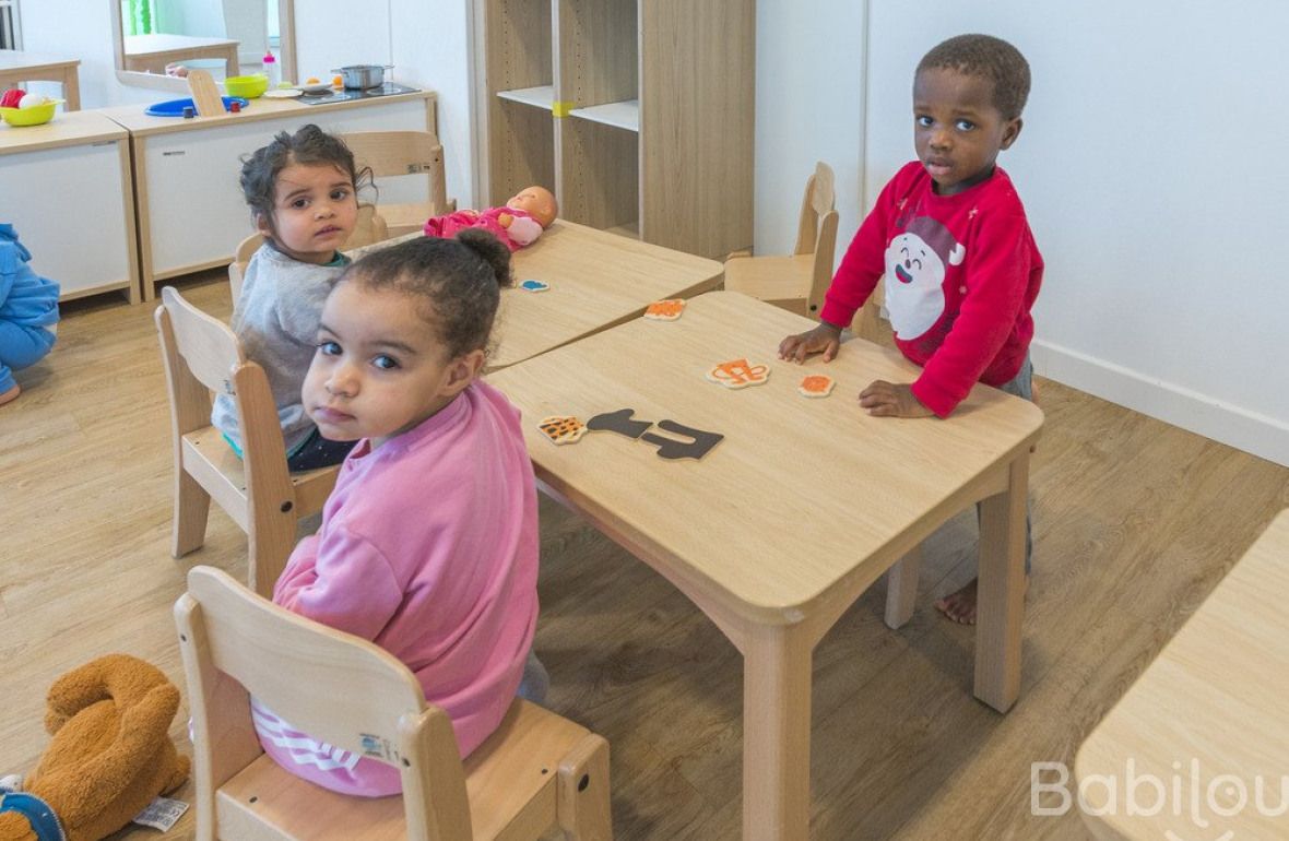 Trois enfants en crèche en activité 