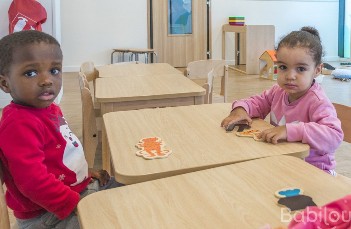 Deux enfants en crèche en activité 