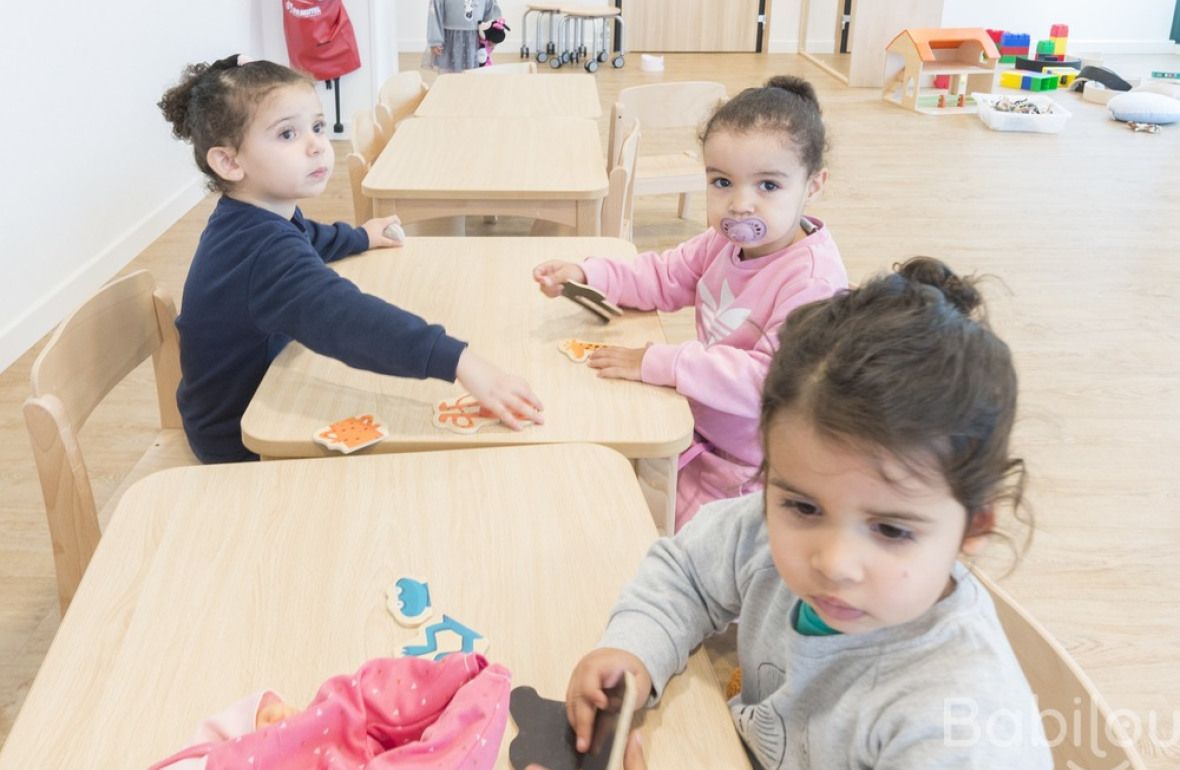 Trois enfants en crèche en activité 