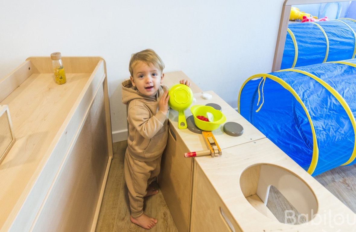 Un enfant en crèche qui joue 