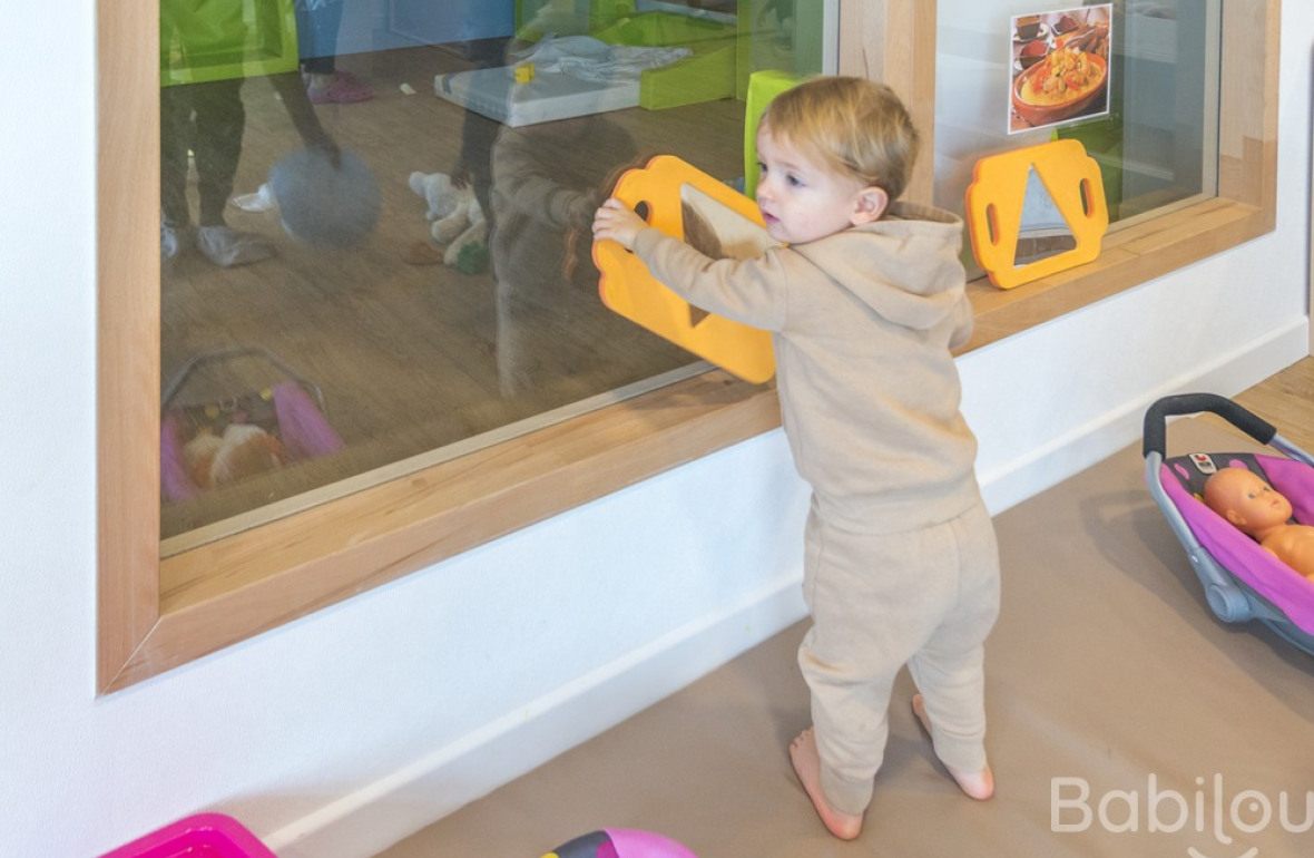 Un enfant en crèche qui joue