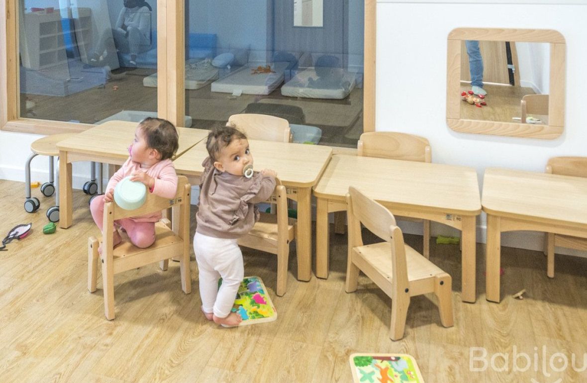 Deux enfants en crèche qui jouent