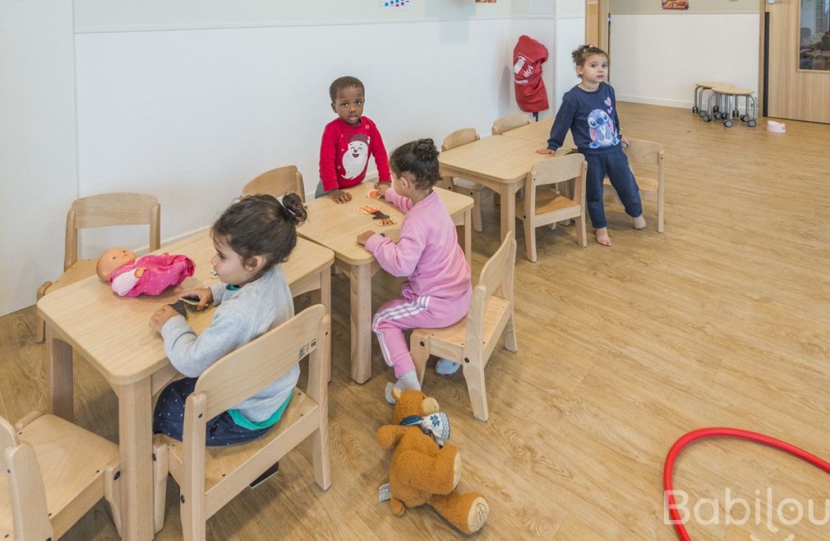 Un groupe d'enfants en crèche en activité