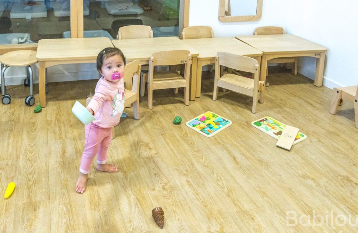 Une enfant en crèche qui joue