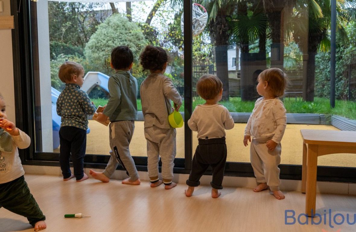 Un groupe d'enfants en crèche qui jouent 